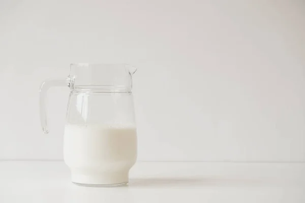 白桌子上装着牛奶的玻璃瓶 空的文字空间 — 图库照片