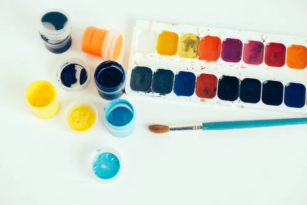 Tintas Guache Coloridas Pincel Para Pintura Mesa Madeira Branca Vista — Fotografia de Stock