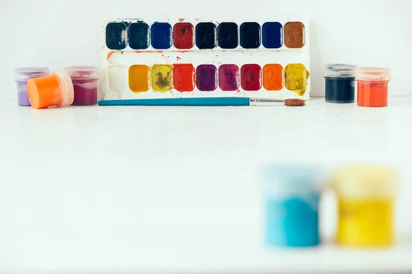 Kolorowe Farby Gwasz Pędzel Malowania Białym Drewnianym Stole Kopiowanie Puste — Zdjęcie stockowe
