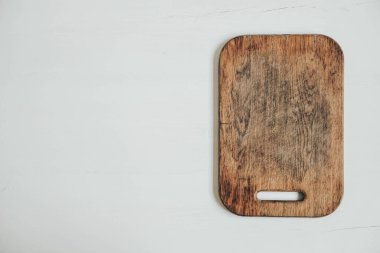 Beyaz arka planda eski tahta kesme tahtası. Üst Manzara. Kopyala, metin için boşluk.