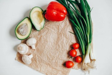 Beyaz ahşap bir arka planda farklı taze sebzeler. Üst Manzara. Kopyala, metin için boşluk.