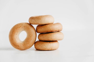 Beyaz ahşap arka planda kule şeklinde mini yuvarlak simit ya da kurutma. Kopyala, metin için boşluk.