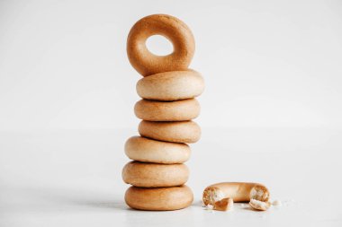 Beyaz ahşap arka planda kule şeklinde mini yuvarlak simit ya da kurutma. Kopyala, metin için boşluk.