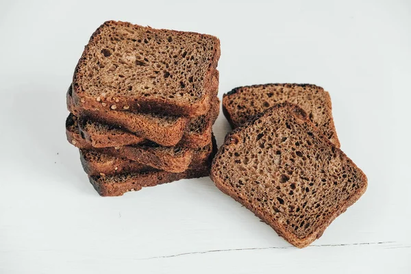 Scheiben Frisches Braunes Brot Mit Rosinen Auf Weißem Holzgrund Kopieren — Stockfoto