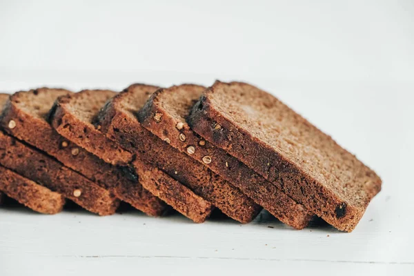 Fatias Pão Integral Fresco Com Passas Fundo Madeira Branca Copiar — Fotografia de Stock