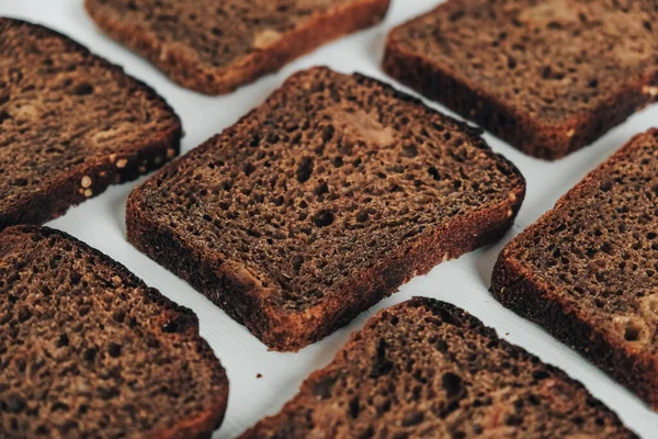Scheiben Frisches Braunes Brot Mit Rosinen Auf Weißem Holzgrund Ansicht — Stockfoto