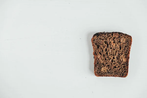 Slic Von Frischem Braunem Brot Mit Rosinen Auf Weißem Holzgrund — Stockfoto