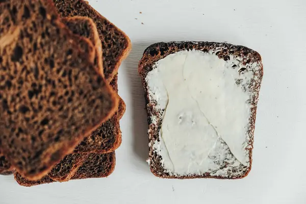 Braune Brotscheiben Mit Butter Auf Weißem Holzgrund Ansicht Von Oben — Stockfoto