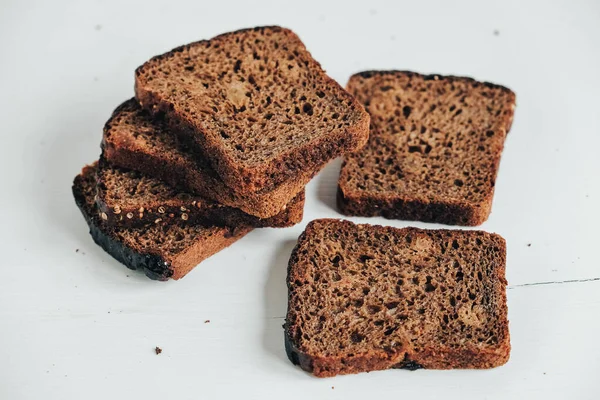 Scheiben Frisches Braunes Brot Mit Rosinen Auf Weißem Holzgrund Kopieren — Stockfoto