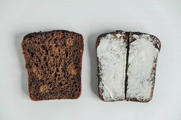 Braune Brotscheiben Mit Butter Auf Weißem Holzgrund Ansicht Von Oben — Stockfoto