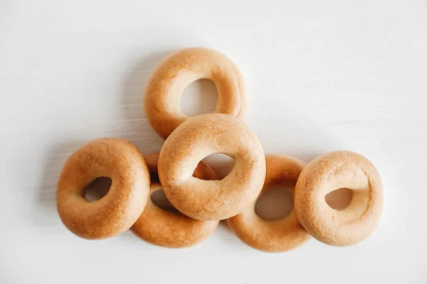 Secado Mini Rosquillas Redondas Sobre Fondo Madera Blanca Copiar Espacio — Foto de Stock