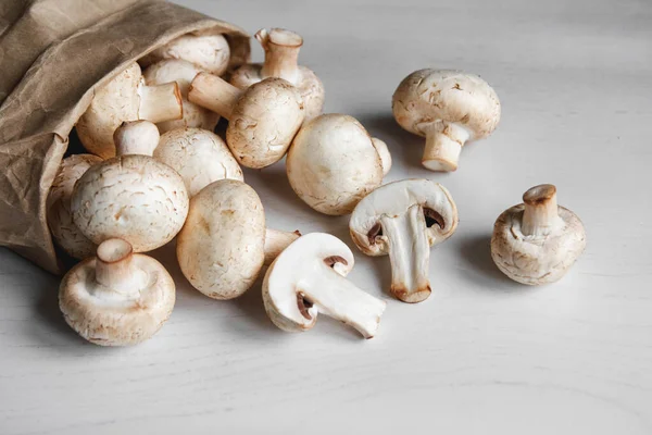 Μανιτάρια Champignons Χάρτινη Σακούλα Λευκό Ξύλινο Τραπέζι Τόπος Για Κείμενο — Φωτογραφία Αρχείου