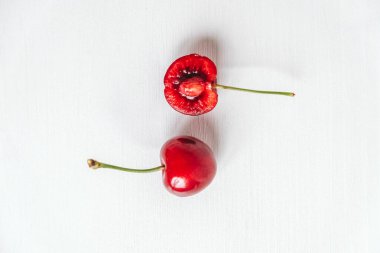 Beyaz ahşap arka planda taze kirazlar. Üst Manzara. Kopyala, metin için boşluk.