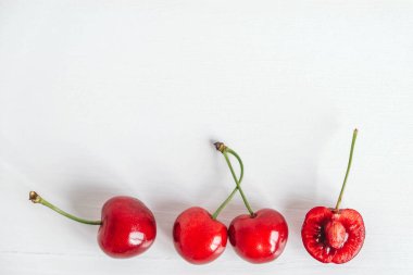 Beyaz ahşap arka planda taze kirazlar. Üst Manzara. Kopyala, metin için boşluk.