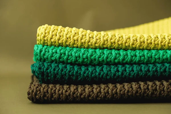 Pilha Material Tricotado Fios Cores Amarelas Verdes Marrons Contexto Verde — Fotografia de Stock