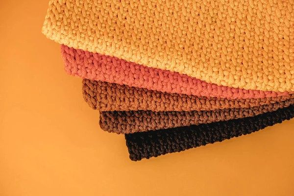 Montón Material Punto Hilos Color Amarillo Naranja Marrón Sobre Fondo — Foto de Stock