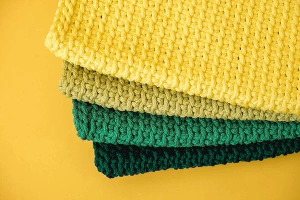 Montón Material Punto Hilos Color Amarillo Verde Marrón Sobre Fondo — Foto de Stock