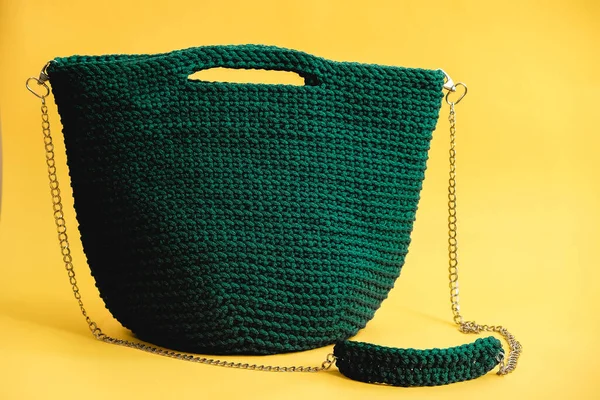 Elegante Bolso Punto Verde Para Mujer Sobre Fondo Amarillo Copiar — Foto de Stock