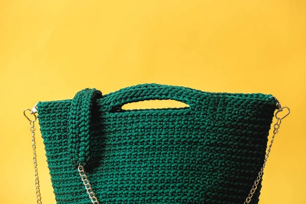 Detalles Elegante Bolso Punto Verde Para Mujer Sobre Fondo Amarillo — Foto de Stock