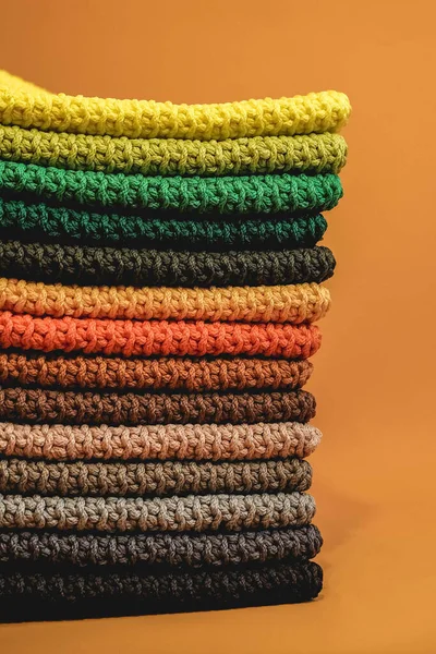 Montón Material Punto Hilos Multicolores Sobre Fondo Naranja Copiar Espacio — Foto de Stock