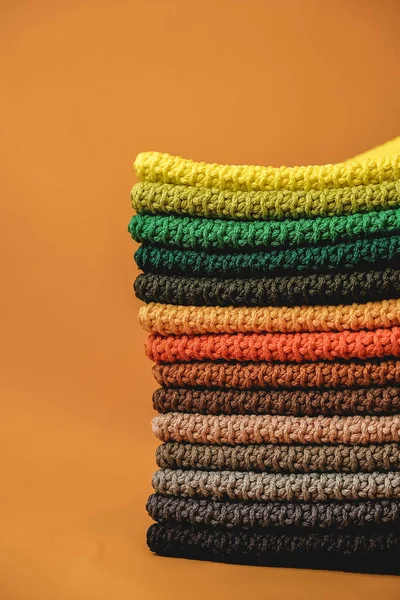 Montón Material Punto Hilos Multicolores Sobre Fondo Naranja Copiar Espacio — Foto de Stock