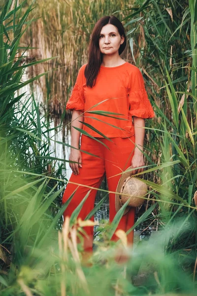 Schöne Frau Mit Strohhut Roter Kleidung Vor Schilf Und See — Stockfoto