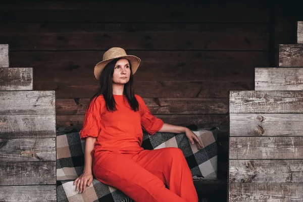 Schöne Frau Mit Strohhut Roter Kleidung Die Auf Dem Hintergrund — Stockfoto