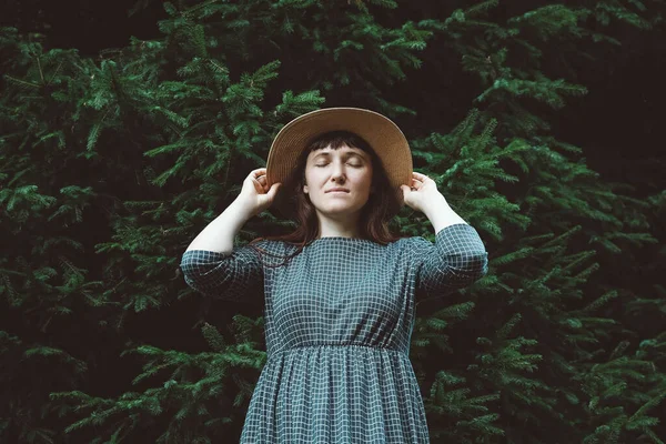 Porträt Einer Jungen Frau Mit Strohhut Und Kleid Mit Geschlossenen — Stockfoto