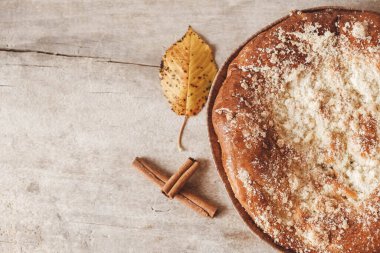 Ev yapımı elmalı turta ve eski ahşap arka plan dokusunda tarçın. Üst Manzara. Kopyala, metin için boşluk.