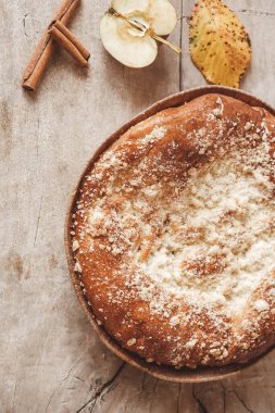 Ev yapımı elmalı turta ve eski ahşap arka plan dokusunda tarçın. Üst Manzara. Kopyala, metin için boşluk.