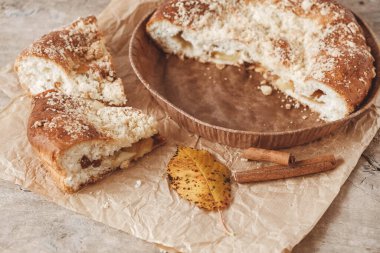 Klasik ahşap arka plan dokusunda ev yapımı elmalı turta. Üst Manzara. Kopyala, metin için boşluk.