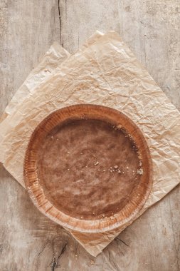 Eski ahşap arkaplan dokusunda kırıntılar olan kağıt kaplama. Üst Manzara. Kopyala, metin için boşluk.