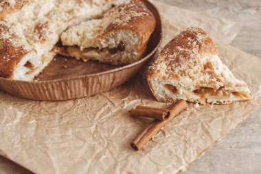 Klasik ahşap arka plan dokusunda ev yapımı elmalı turta. Üst Manzara. Kopyala, metin için boşluk.