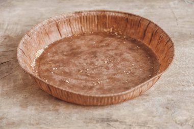 Eski ahşap arkaplan dokusunda kırıntılar olan kağıt kaplama. Kopyala, metin için boşluk.