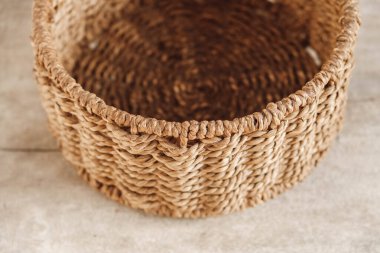 Eski ahşap bir arka planda boş bir sepet. Üst Manzara. Kopyala, metin için boşluk.