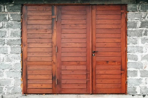 レンガの壁に赤い木製の門 テキストのコピー 空のスペース — ストック写真