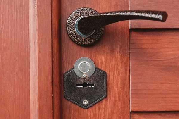 Ahşap Kapıdaki Eski Bir Anahtar Için Metal Bir Delik Kopyala — Stok fotoğraf