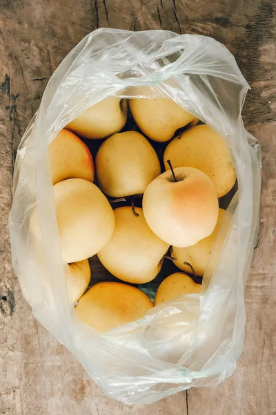 Maçãs Amarelas Saco Plástico Uma Mesa Madeira Vista Superior Copiar — Fotografia de Stock