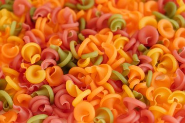 Arka plan görüntüsü olarak çok renkli makarna. Üst Manzara. Kopyala, metin için boşluk.