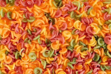 Arka plan görüntüsü olarak çok renkli makarna. Üst Manzara. Kopyala, metin için boşluk.