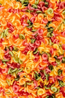 Arka plan görüntüsü olarak çok renkli makarna. Üst Manzara. Kopyala, metin için boşluk.