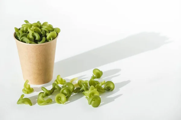 Groene Pasta Een Wegwerp Kraftpapier Beker Een Witte Achtergrond Kopieer — Stockfoto