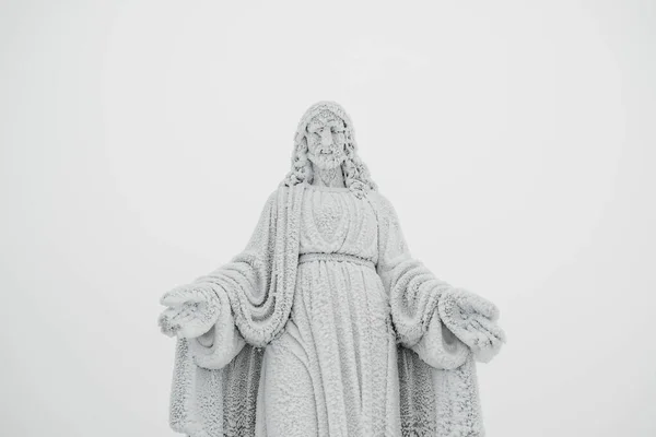 Estatua Jesús Está Cubierta Nieve Hielo Cima Del Monte Copiar — Foto de Stock