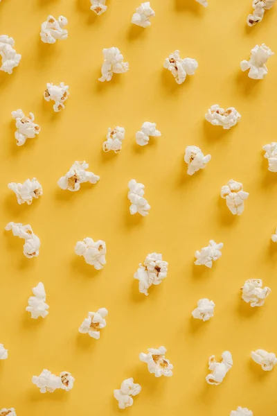 Popcorn Žlutém Pozadí Jako Obrázek Pozadí Horní Pohled Kopírovat Prázdné — Stock fotografie