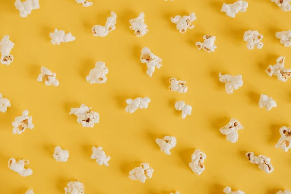 Popcorn Žlutém Pozadí Jako Obrázek Pozadí Horní Pohled Kopírovat Prázdné — Stock fotografie