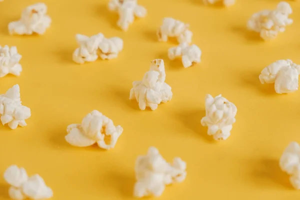 Popcorn Gul Bakgrund Som Bakgrundsbild Högst Upp Kopiera Tomt Utrymme — Stockfoto