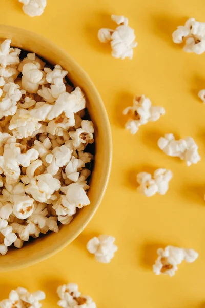 Popcorn Žluté Míse Žlutém Pozadí Horní Pohled Kopírovat Prázdné Místo — Stock fotografie