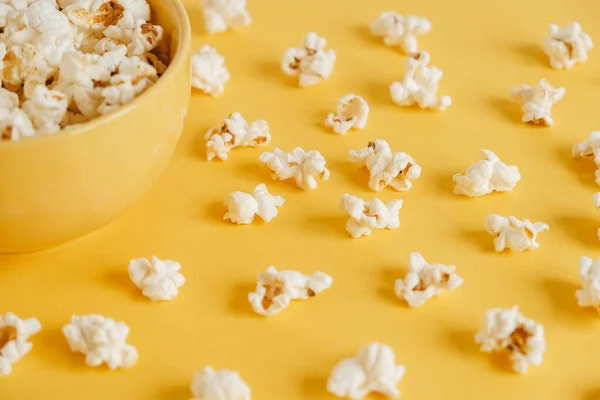 Popcorn Žluté Míse Žlutém Pozadí Horní Pohled Kopírovat Prázdné Místo — Stock fotografie