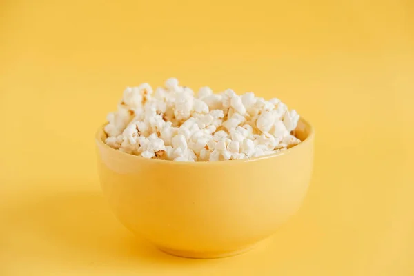Popcorn Žluté Míse Žlutém Pozadí Kopírovat Prázdné Místo Pro Text — Stock fotografie