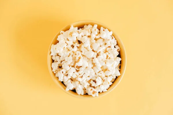 Popcorn Žluté Míse Žlutém Pozadí Horní Pohled Kopírovat Prázdné Místo — Stock fotografie